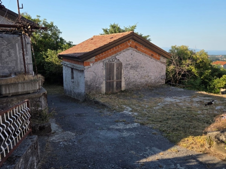 Marčelji, kuća starina, teren