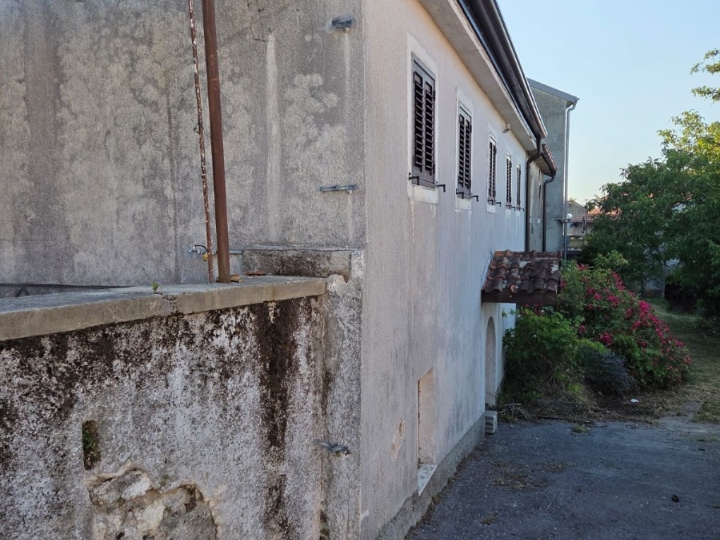 Marčelji, kuća starina, teren