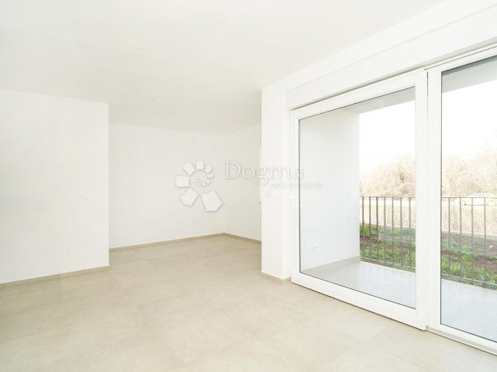 Poreč - stan u novogradnji s vrtom i pogledom na more