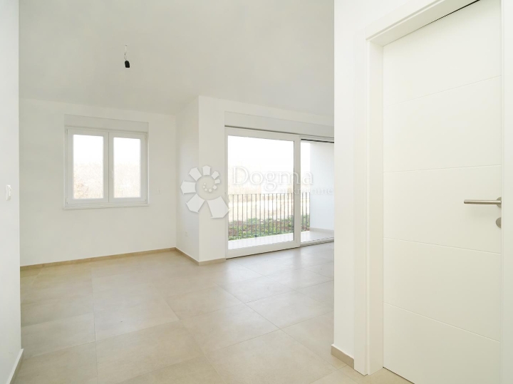 Poreč - stan u novogradnji s vrtom i pogledom na more