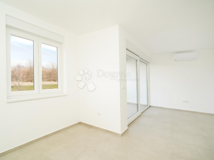 Poreč - stan u novogradnji s vrtom i pogledom na more