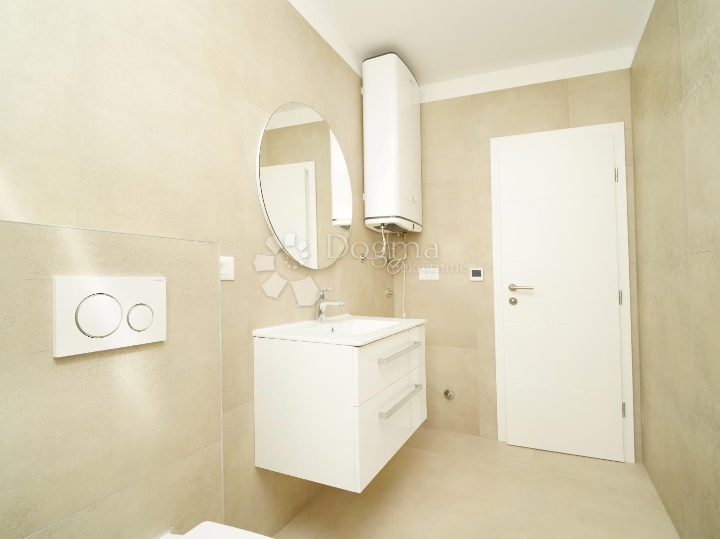 Poreč - stan u novogradnji s vrtom i pogledom na more