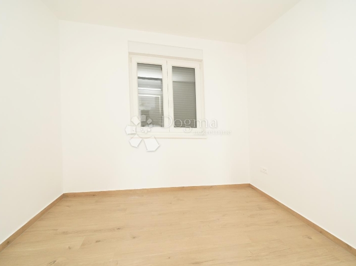 Poreč - stan u novogradnji s vrtom i pogledom na more