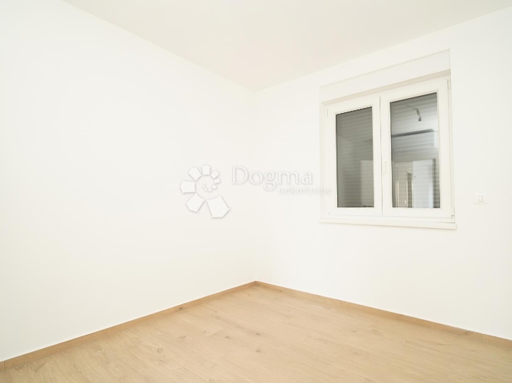 Poreč - stan u novogradnji s vrtom i pogledom na more