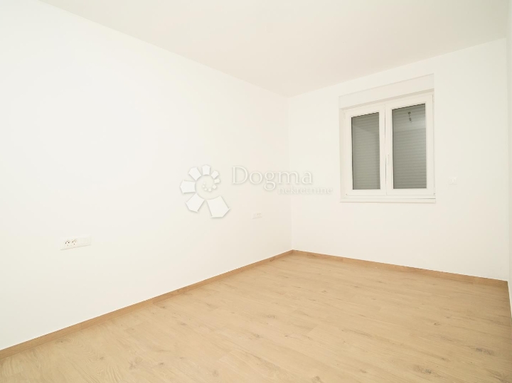 Poreč - stan u novogradnji s vrtom i pogledom na more