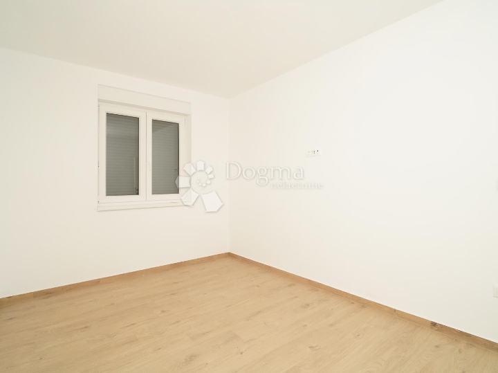 Poreč - stan u novogradnji s vrtom i pogledom na more