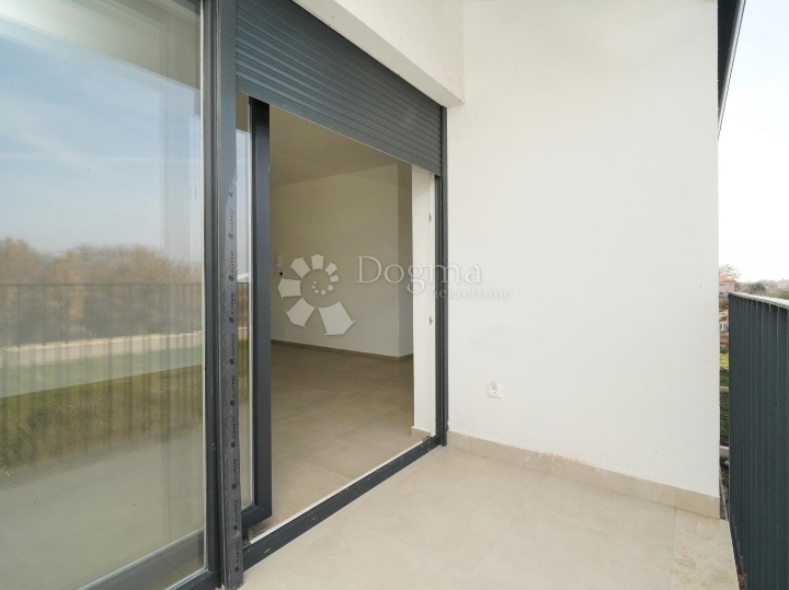 Poreč - stan u novogradnji s vrtom i pogledom na more