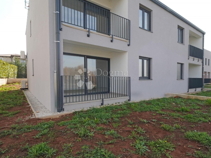 Poreč - stan u novogradnji s vrtom i pogledom na more