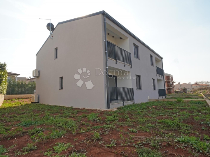 Poreč - stan u novogradnji s vrtom i pogledom na more