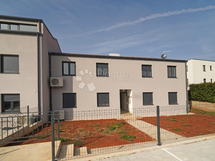 Poreč - stan u novogradnji s vrtom i pogledom na more