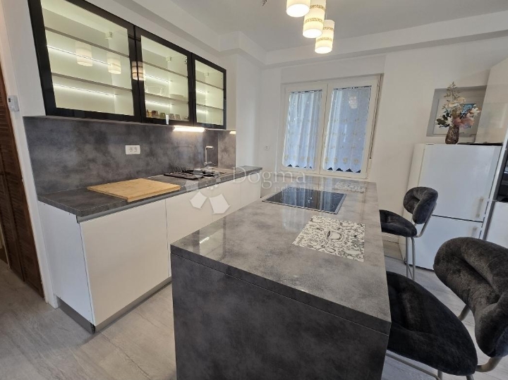 Bulevard: tek renovirani dvosobni stan s balkonom