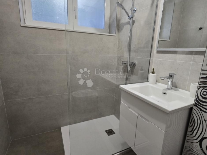 Bulevard: tek renovirani dvosobni stan s balkonom