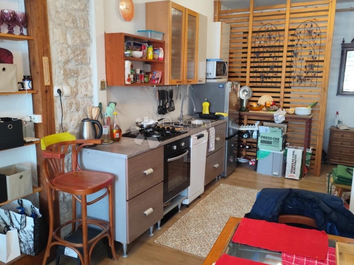 Stan u kamenoj kući, prvi red do mora