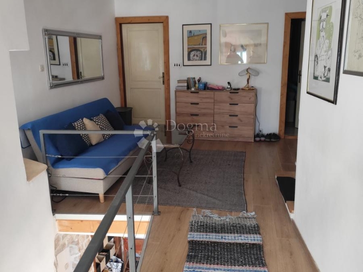 Stan u kamenoj kući, prvi red do mora