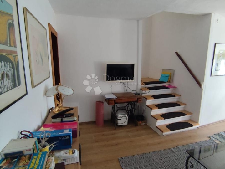 Stan u kamenoj kući, prvi red do mora