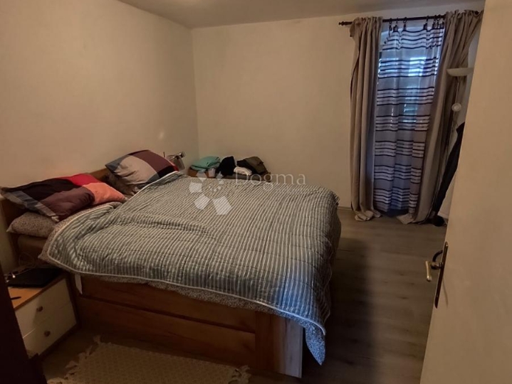 Stan u kamenoj kući, prvi red do mora