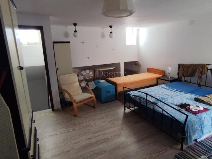 Stan u kamenoj kući, prvi red do mora