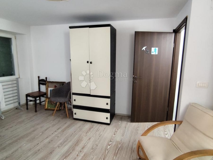 Stan u kamenoj kući, prvi red do mora