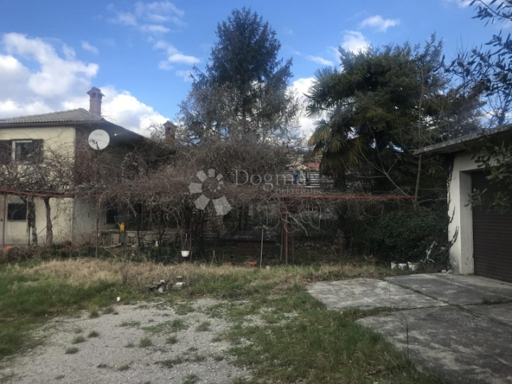 Kuća s velikom garažom Trinajstići