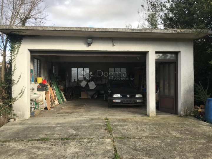 Kuća s velikom garažom Trinajstići