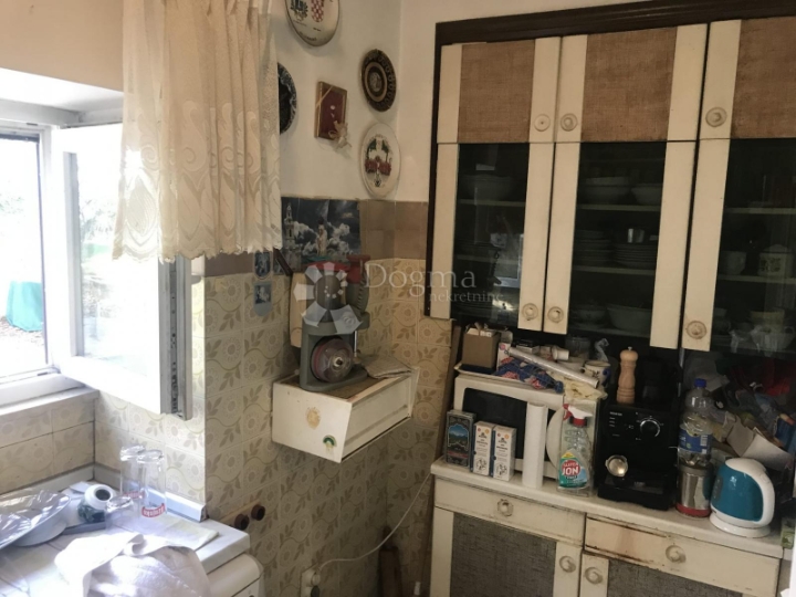 Kuća s velikom garažom Trinajstići