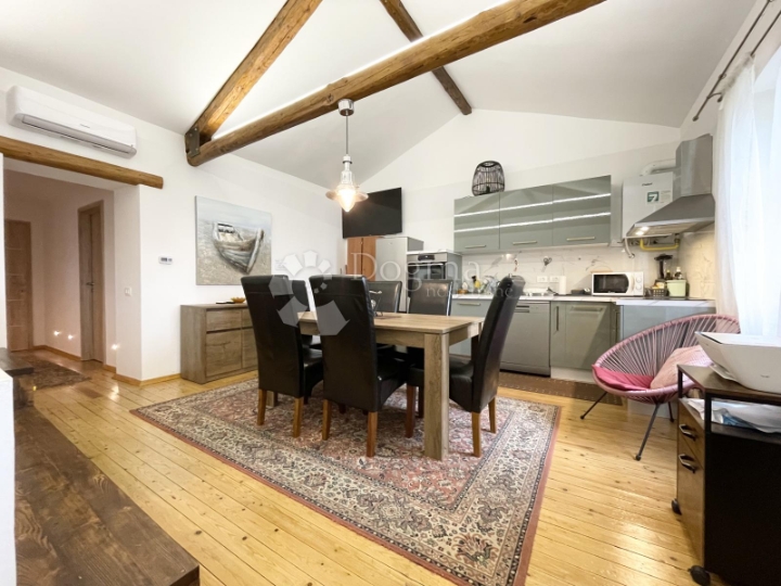 Vrhunski uređen stan s dvorištem na top lokaciji