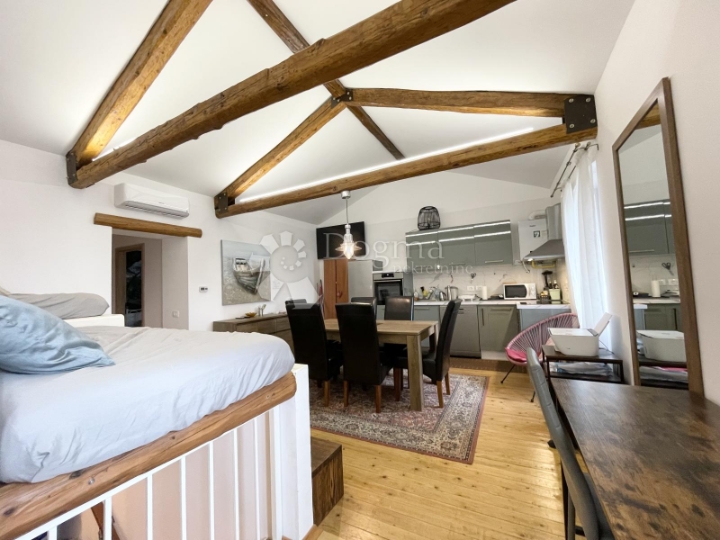 Vrhunski uređen stan s dvorištem na top lokaciji