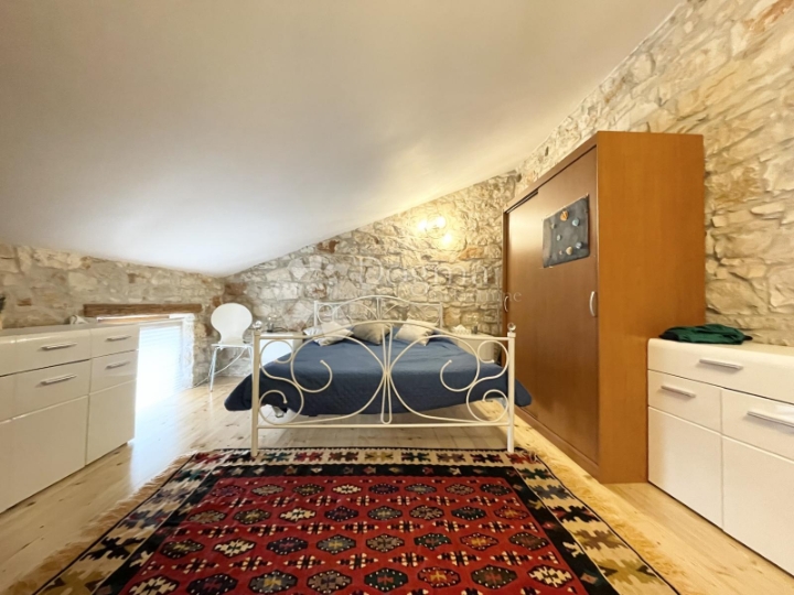 Vrhunski uređen stan s dvorištem na top lokaciji