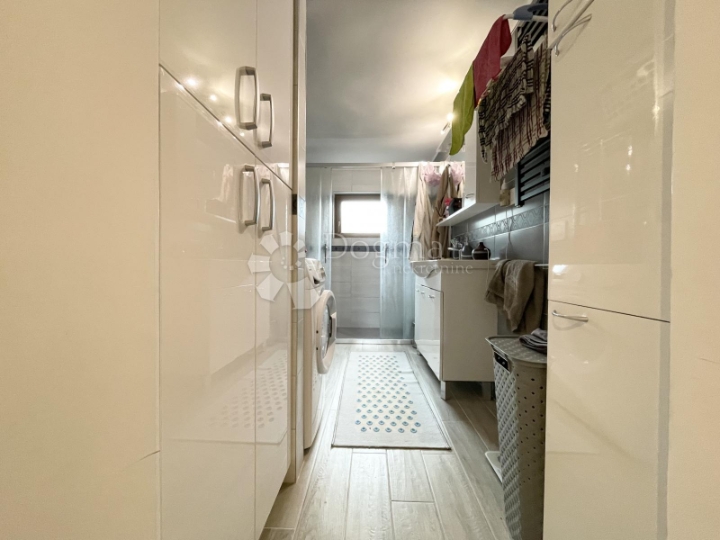 Vrhunski uređen stan s dvorištem na top lokaciji