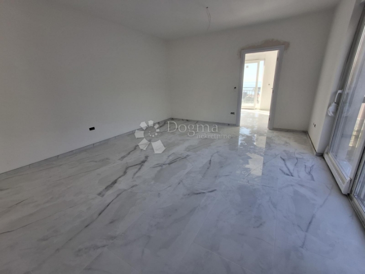 Stan u prizemlju s okućnicom i pogledom na more