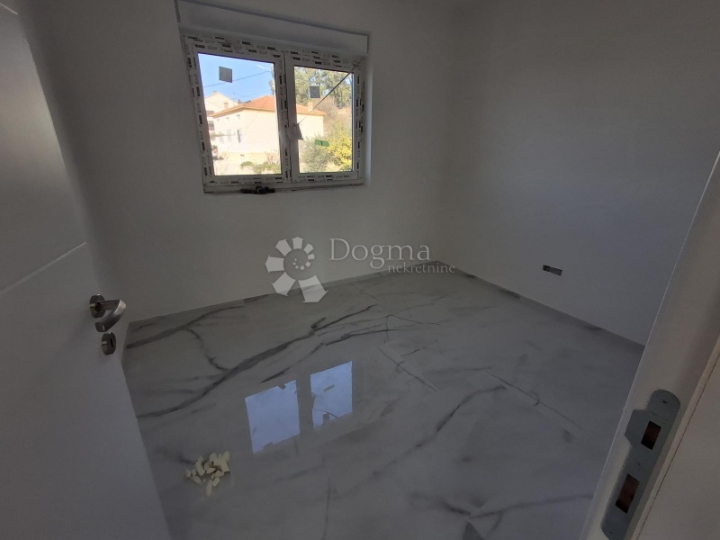 Stan u prizemlju s okućnicom i pogledom na more