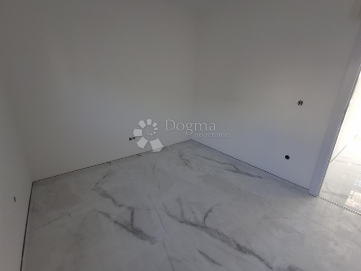 Stan u prizemlju s okućnicom i pogledom na more