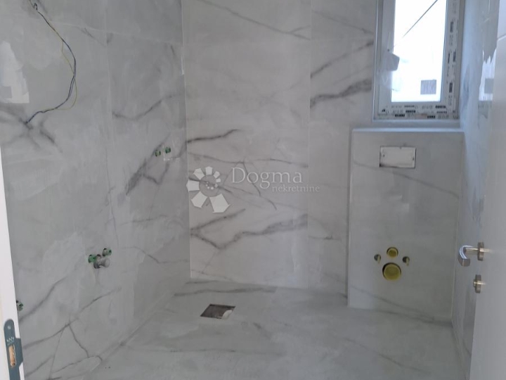 Stan u prizemlju s okućnicom i pogledom na more