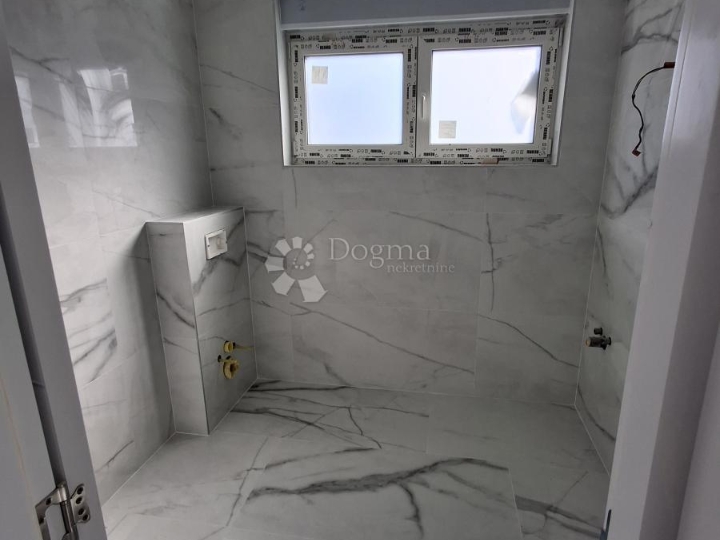 Stan u prizemlju s okućnicom i pogledom na more