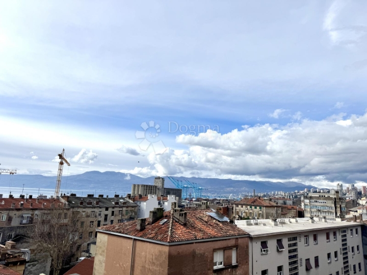 Elegantni stan u srcu Rijeke – pogled koji oduzima dah