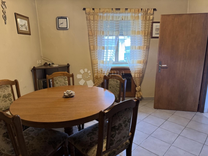 Kuća s pogledom na more u mirnom zaleđu Crikvenice