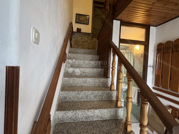 Kuća s pogledom na more u mirnom zaleđu Crikvenice