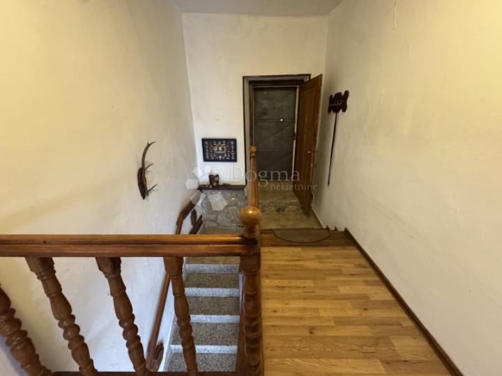 Kuća s pogledom na more u mirnom zaleđu Crikvenice