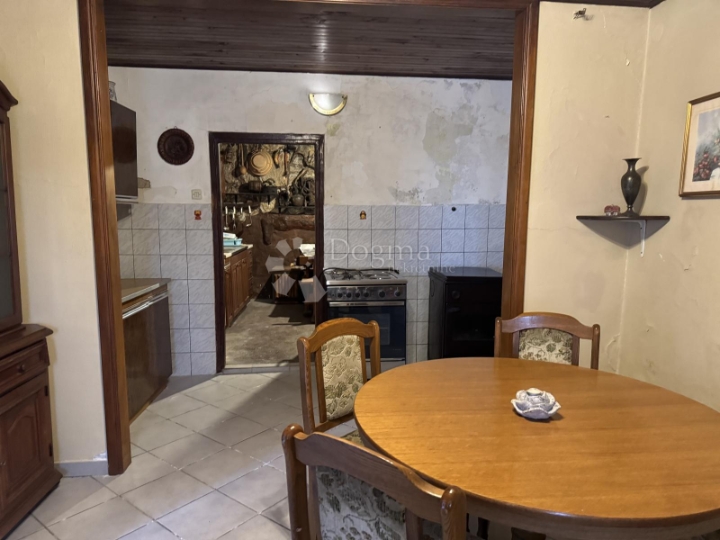 Kuća s pogledom na more u mirnom zaleđu Crikvenice