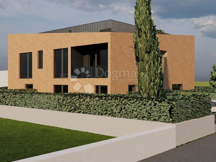 Poreč, 1S stan u prizemlju s dvorištem 4 km do mora