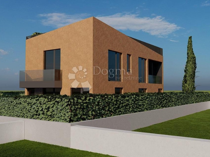 Poreč, 1S stan u prizemlju s dvorištem 4 km do mora