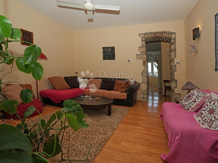 Top cijena! 2.779€ m2 - divan stan u centru Pule!