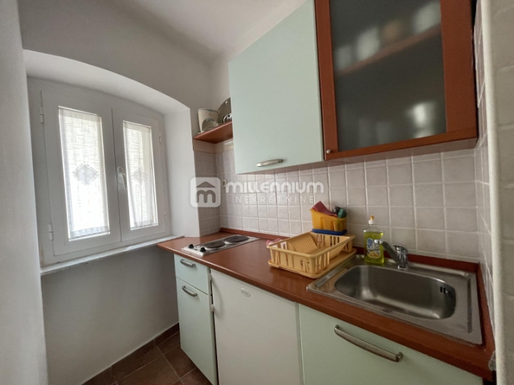 Otok Krk, Centar, tri kuće sa 7 apartmana