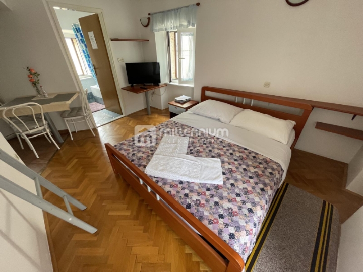 Otok Krk, Centar, tri kuće sa 7 apartmana