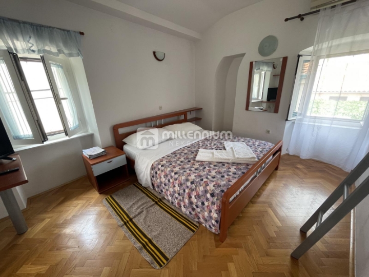 Otok Krk, Centar, tri kuće sa 7 apartmana