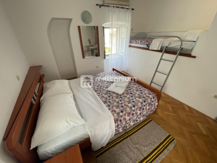 Otok Krk, Centar, tri kuće sa 7 apartmana