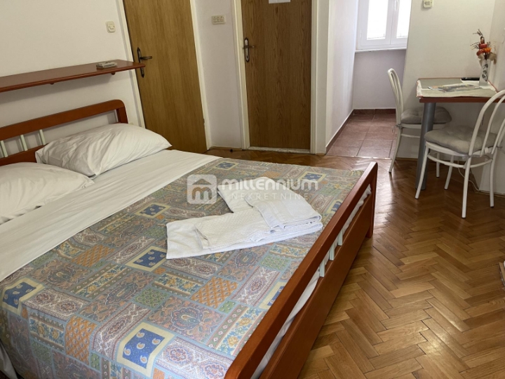 Otok Krk, Centar, tri kuće sa 7 apartmana