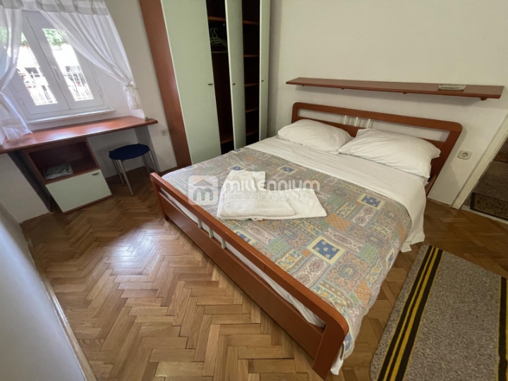 Otok Krk, Centar, tri kuće sa 7 apartmana