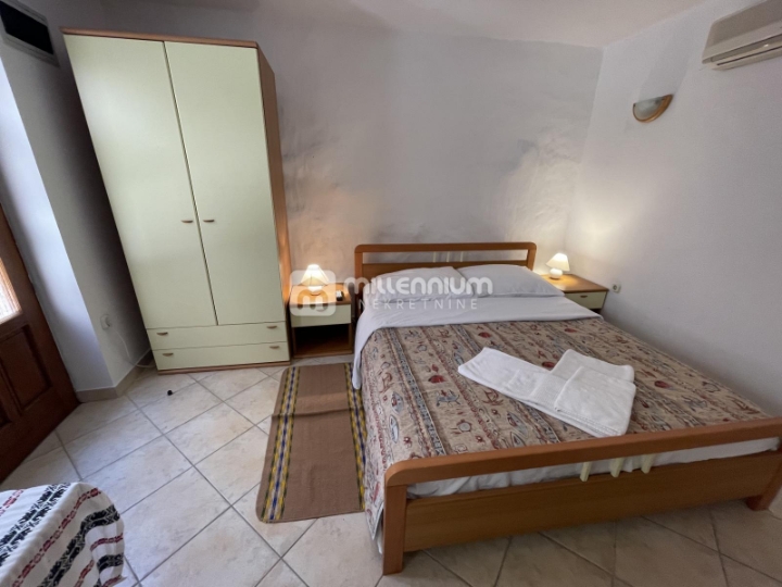 Otok Krk, Centar, tri kuće sa 7 apartmana