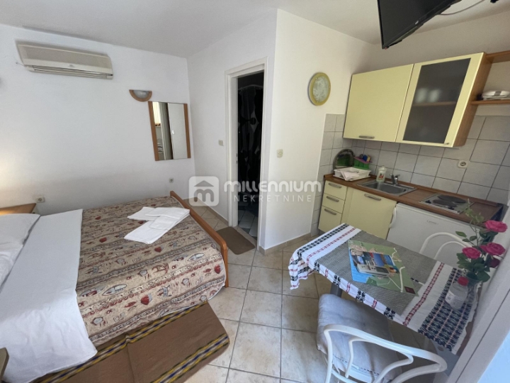 Otok Krk, Centar, tri kuće sa 7 apartmana